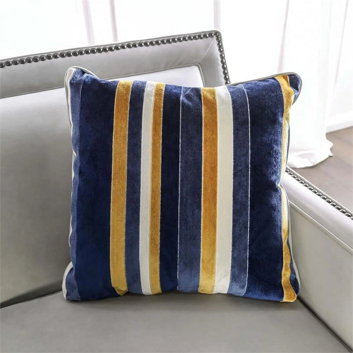 Light Gray Fabric Nailhead Sofa F552